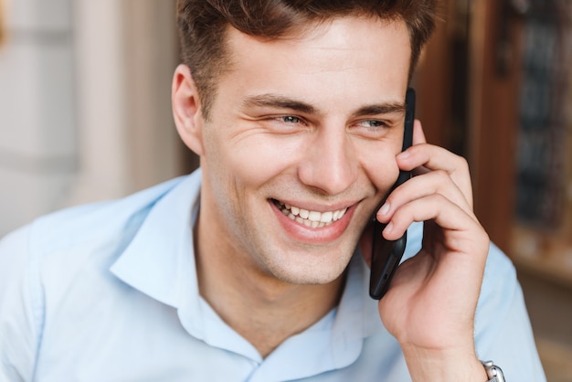 Feche o retrato de um jovem sorridente de camisa