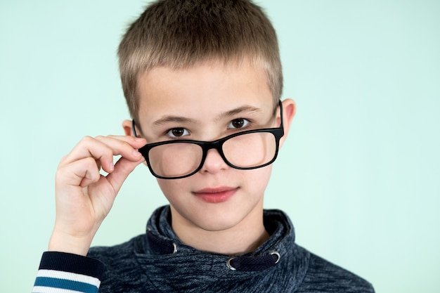 Feche o retrato de um menino de escola infantil usando óculos.