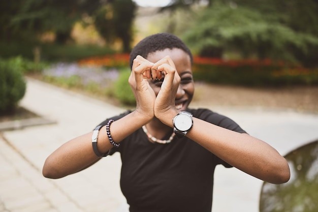 Feche o retrato de uma atraente feliz sorridente jovem beleza natural de cabelos curtos mulher africana