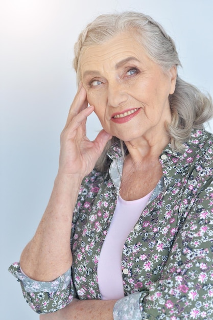 Feche o retrato de uma bela mulher sênior