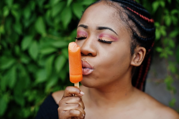 Feche o retrato de uma elegante mulher afro-americana com sorvete