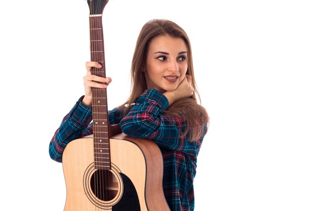 Feche o retrato de uma jovem morena com um violão isolado no fundo branco