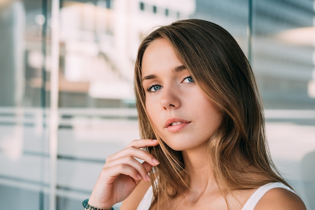 Foto feche o retrato de uma jovem mulher bonita