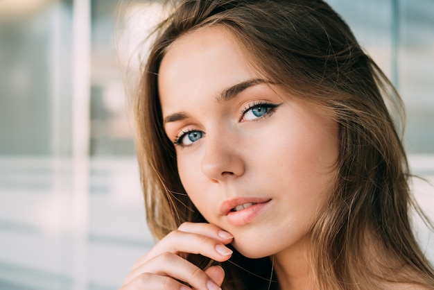 Foto feche o retrato de uma jovem mulher bonita