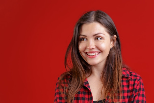 Feche o retrato de uma jovem mulher bonita