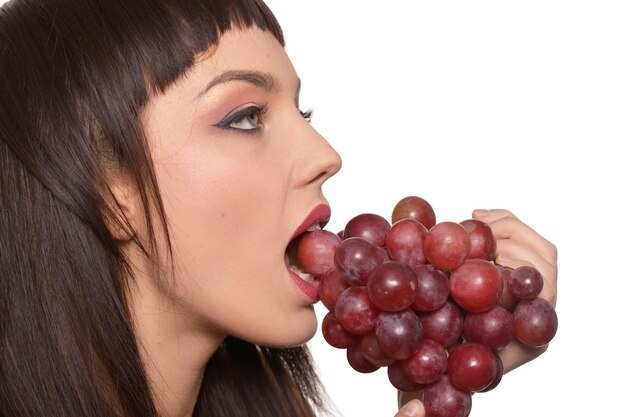 Feche o retrato de uma jovem posando com uvas