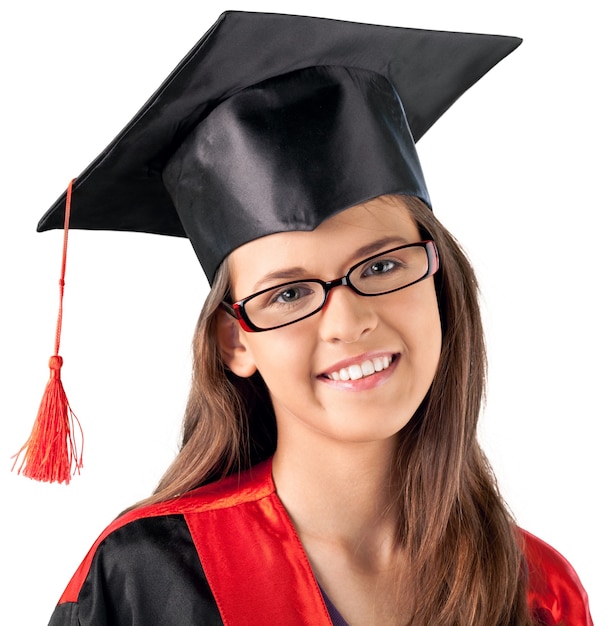 Feche o retrato de uma linda garota de óculos e chapéu de formatura em um fundo branco