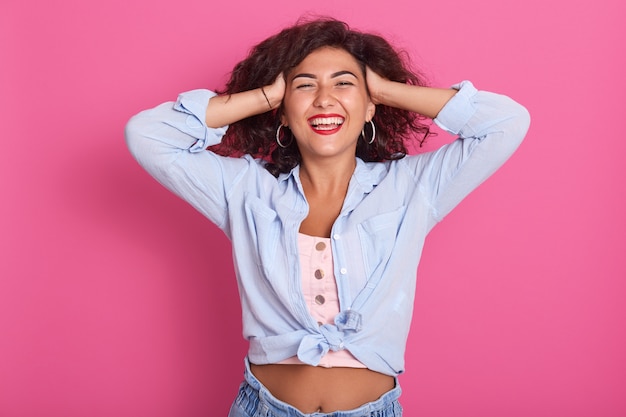 Feche o retrato de uma linda mulher vestindo jeans e camisa azul casual