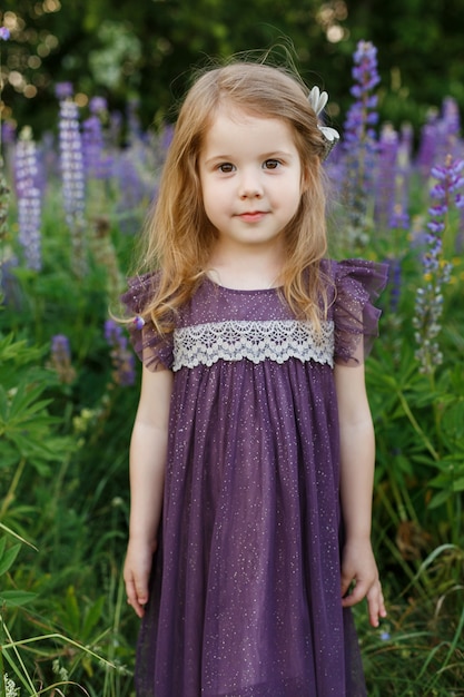 Feche o retrato de uma menina de quatro anos, vestido de menina