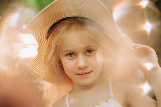 Feche o retrato de uma menina ucraniana de 7 anos com cabelo branco como um anjo com luz mágica