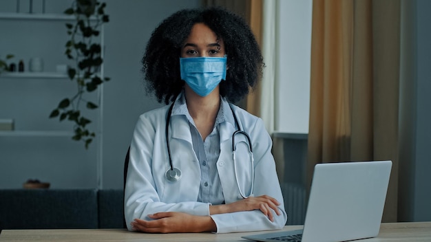 Feche o retrato de uma mulher africana com máscara de proteção médica, médica, enfermeira, terapeuta, cirurgiã