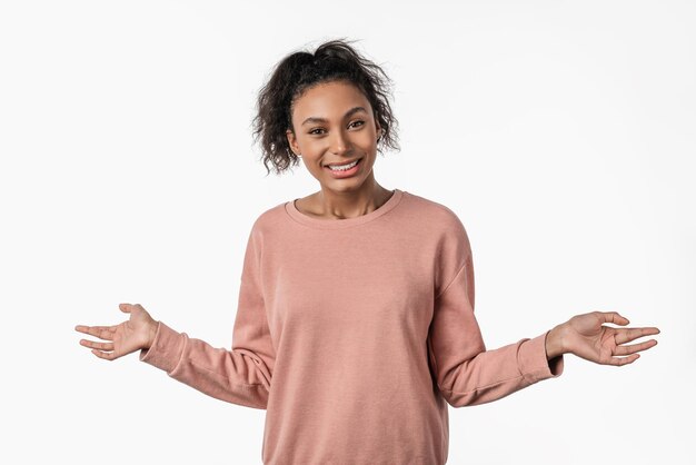 Feche o retrato de uma mulher africana se sentindo culpada, confusa, fazendo um gesto indefeso com as mãos