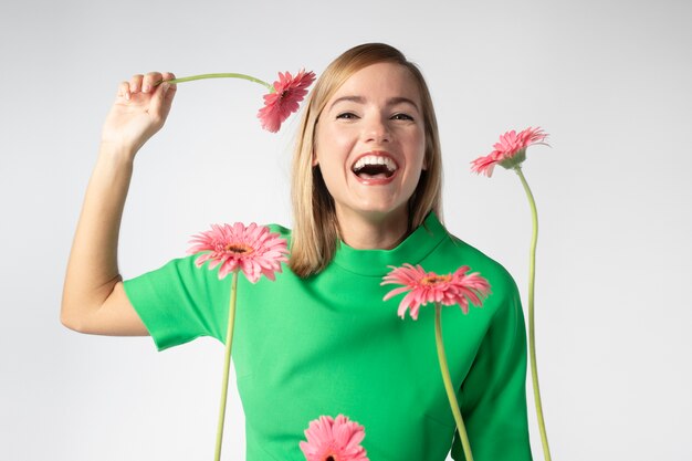 Foto feche o retrato de uma mulher bonita com flores