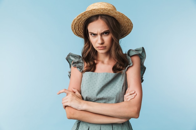 Feche o retrato de uma mulher de vestido chateada