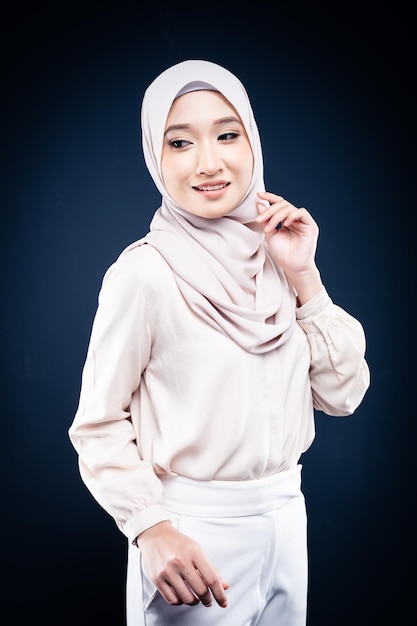 Feche o retrato de uma mulher muçulmana asiática em traje de escritório e usando um hijab
