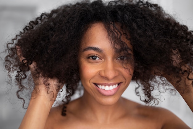 Foto feche o retrato de uma mulher sorridente