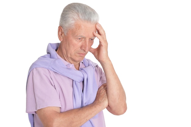 Foto feche o retrato do homem sênior isolado no fundo branco