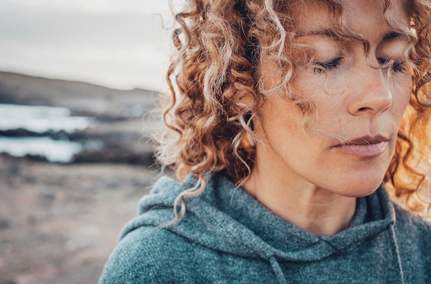 Feche o retrato do rosto da mulher com os olhos fechados Conceito de sentimento e sensações Pessoas do sexo feminino em meditação od atividade de atenção plena Solidão e equilíbrio da vida interior