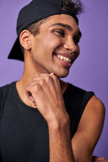 Feche o retrato do sorriso da modelo transgênero morena em uma camiseta preta feliz hispânico trans gênero