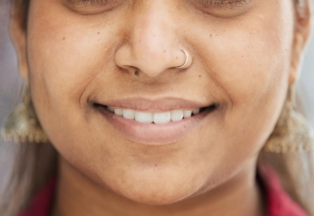 Foto feche o retrato recortado de uma garota atraente e perfeita com dentes brancos saudáveis