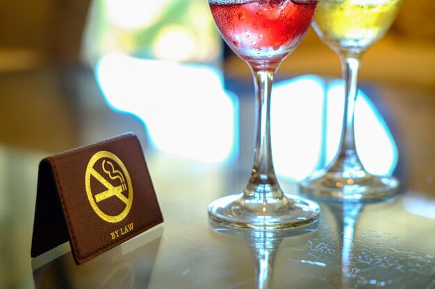 Foto feche o sinal de mesa proibida de fumar não fume na área de estar do restaurante do hotel