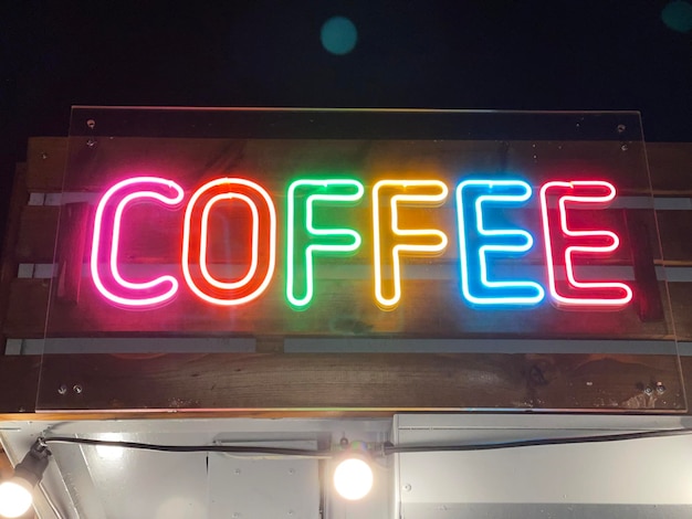 Foto feche o sinal de néon multicolorido brilhando na cafeteria