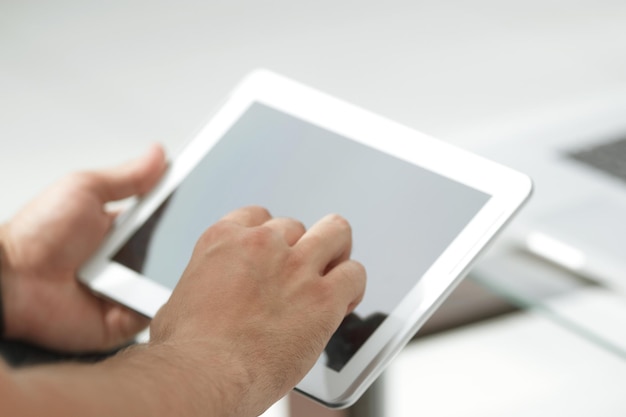 Feche o tablet digital nas mãos de um empresário