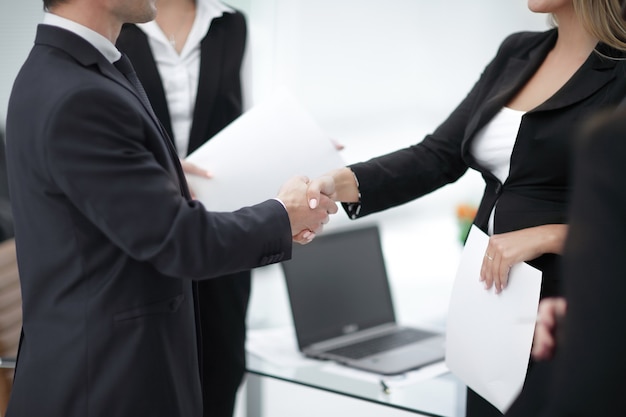 Feche o up.handshake de parceiros de negócios no fundo do escritório.