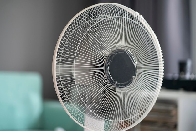 Feche o ventilador branco isolado em casa