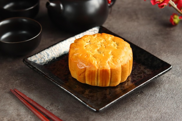 Feche os bolos da lua com fundo preto. Mooncake é uma padaria tradicional chinesa.