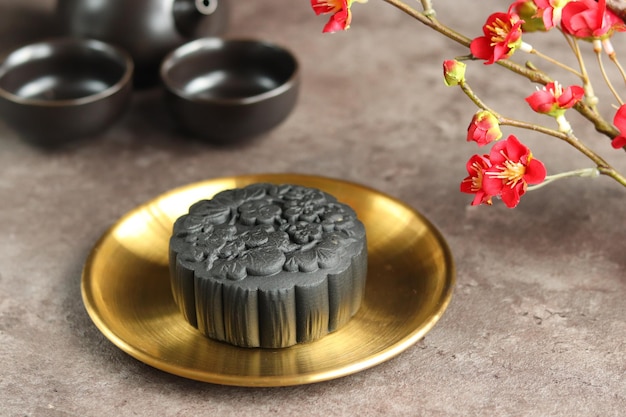 Feche os bolos da lua com fundo preto. Mooncake é uma padaria tradicional chinesa