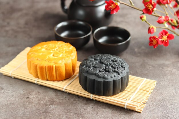 Feche os bolos da lua com fundo preto. Mooncake é uma padaria tradicional chinesa