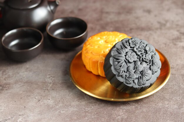 Feche os bolos da lua com fundo preto. Mooncake é uma padaria tradicional chinesa