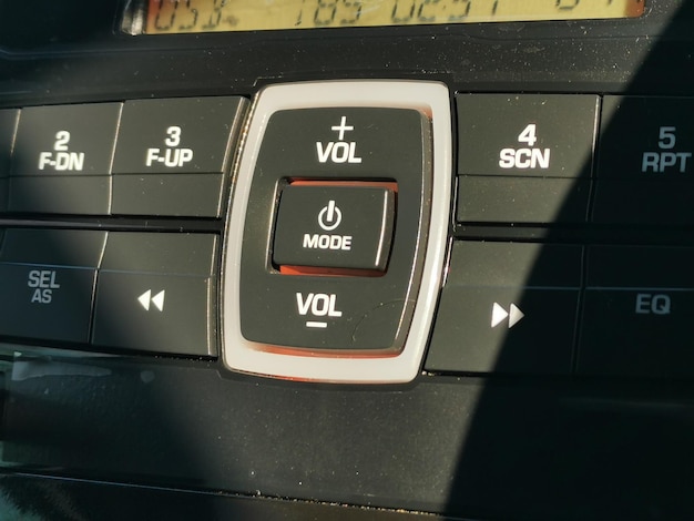 Feche os botões de imagem do rádio em um carro.