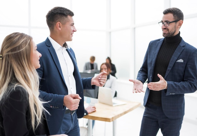 Feche os colegas de trabalho discutindo questões de trabalho