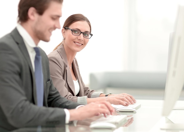 Feche os colegas de trabalho sentados à mesa