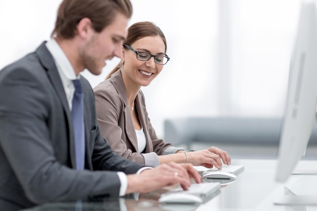 Feche os colegas de trabalho sentados no Deskphoto com espaço de texto