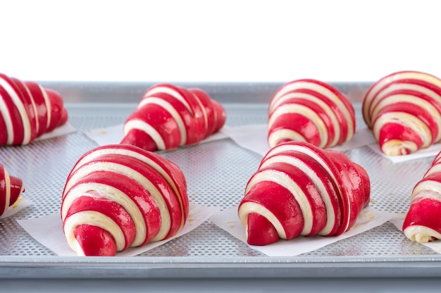 Feche os croissants de framboesa crus antes de assar na bandeja. Pastelaria francesa clássica.