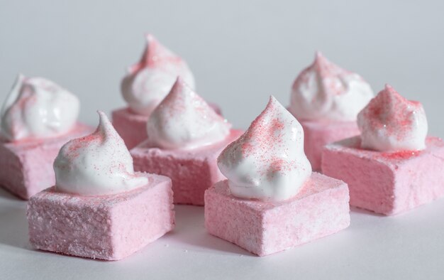 Foto feche os doces marshmallows rosa