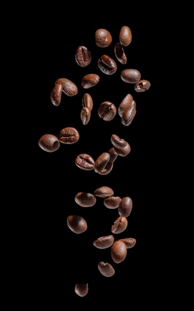 Feche os grãos de café em fundo preto