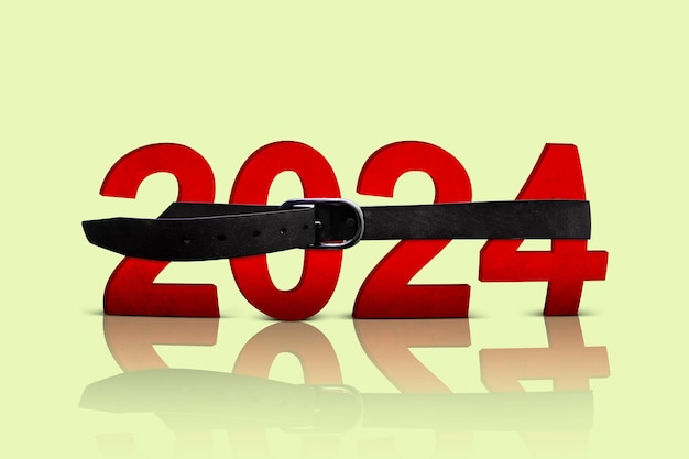 Foto feche os números vermelhos do ano novo de 2024 apertados pelo cinto