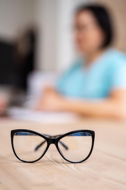 Feche os óculos que ficam à mesa Óculos profissionais de oftalmologia médica Conceito de medicina