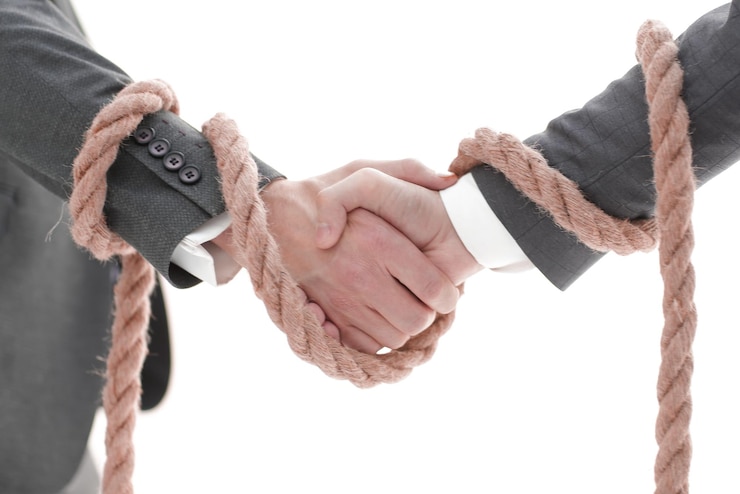 Foto feche os parceiros de negócios de aperto de mão associados o conceito de negócios