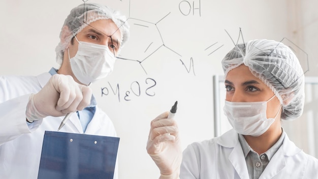 Foto feche os pesquisadores no laboratório