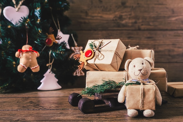 Feche os presentes de natal na mesa