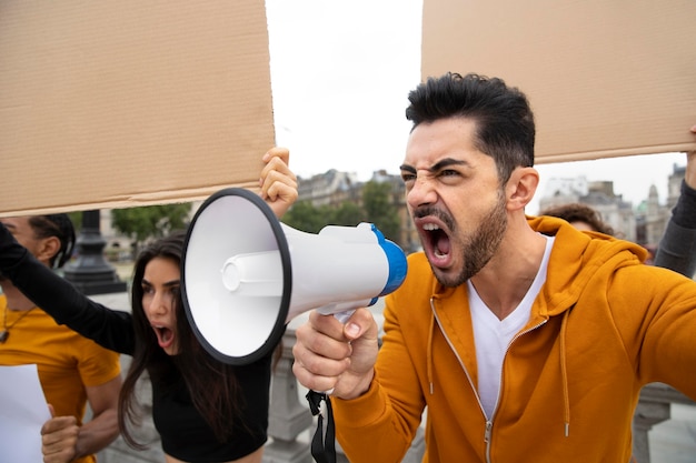 Feche pessoas gritando em protesto