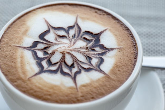 Feche tiros, café quente em um copo branco