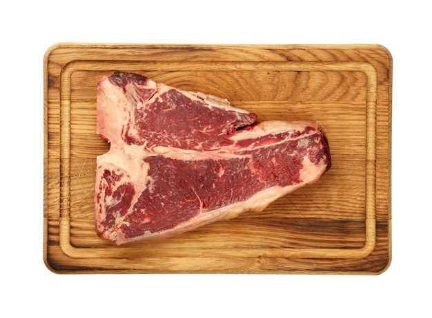 Feche um bife cru marmorizado porterhouse T-bone na tábua de madeira, isolado no fundo branco, vista superior elevada, diretamente acima