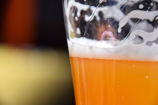 Feche um copo cheio de cerveja de trigo não filtrada na mesa, com espaço de cópia, vista lateral de baixo ângulo