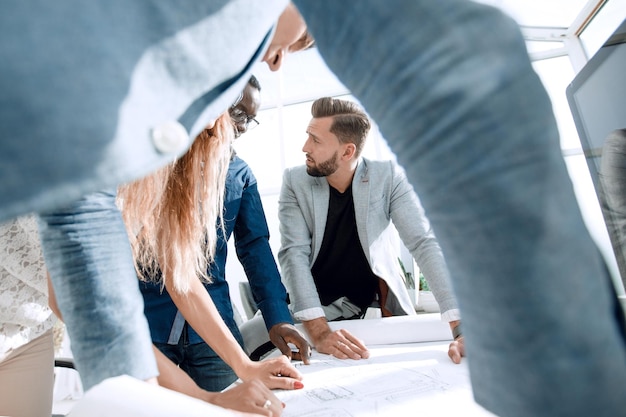 Feche um grupo de designers ao redor do desktopphoto com espaço de cópia